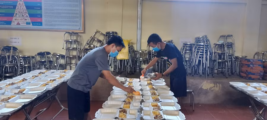 Mỗi ngày, hàng nghìn suất cơm đảm bảo dinh dưỡng được giáo viên và cán bộ, nhân dân trong huyện hỗ trợ chuẩn bị