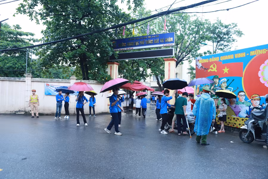 Các lực lượng gồm Cảnh sát giao thông, Công an xã Tả Thanh Oai cùng đoàn viên thanh niên tập trung ở cổng trường thi từ sớm để làm nhiệm vụ phân luồng giao thông, hỗ trợ thí sinh. Các lực lượng gồm Cảnh sát giao thông, Công an xã Tả Thanh Oai cùng đoàn viên thanh niên tập trung ở cổng trường thi từ sớm để làm nhiệm vụ phân luồng giao thông, hỗ trợ thí sinh.