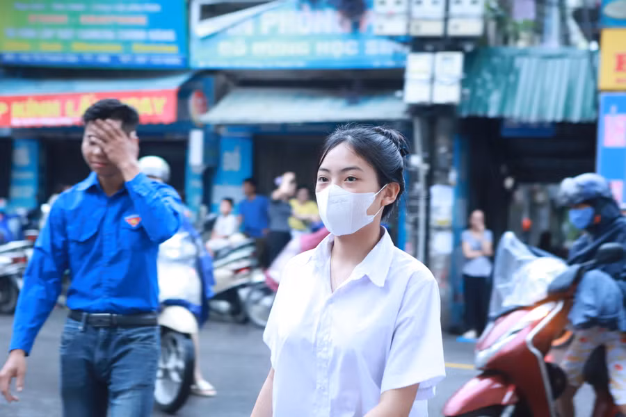 Kỳ thi tuyển sinh vào lớp 10 năm 2024 của Hà Nội năm nay có hơn 100 nghìn thí sinh tham gia. Kỳ thi tuyển sinh vào lớp 10 năm 2024 của Hà Nội năm nay có hơn 100 nghìn thí sinh tham gia.