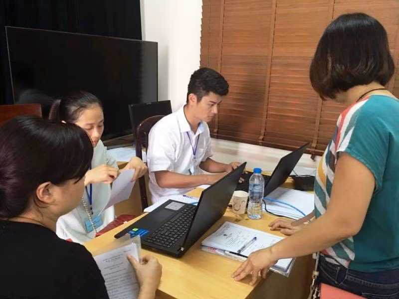 Phụ huynh làm thủ tục tuyển sinh trực tiếp tại trường Tiểu học Ái Mộ B (Long Biên - Hà Nội)