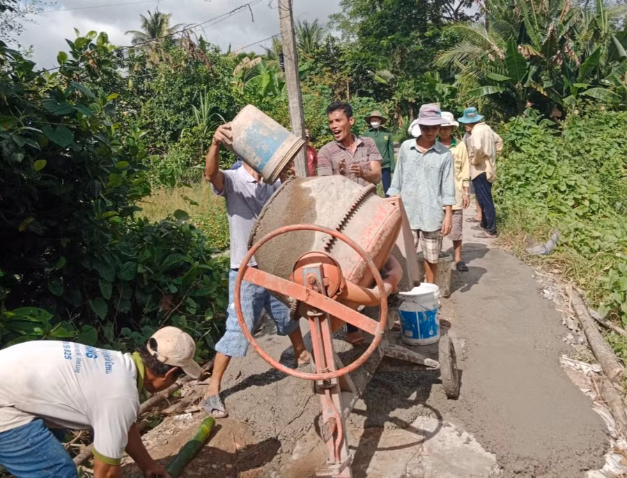 Cả xóm đồng lòng làm đường giao thông