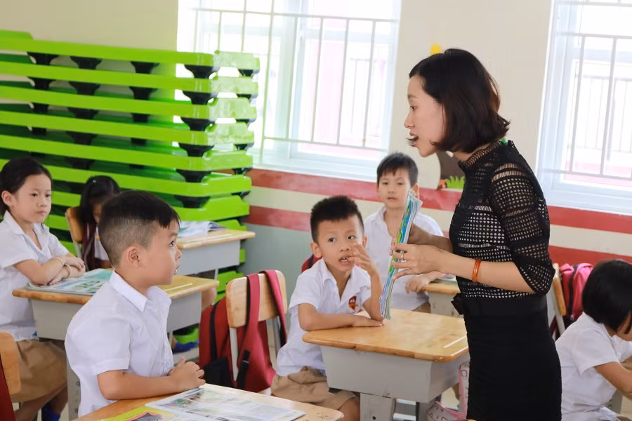 Nguyễn Lê Bảo Chung đang trả lời cô giáo trong một giờ học Nguyễn Lê Bảo Chung đang trả lời cô giáo trong một giờ học