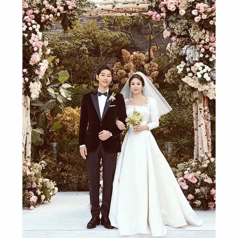 Lưu luyến hôn nhân tan vỡ, Song Hye Kyo vẫn để ảnh cưới hạnh phúc cùng Song Joong Ki