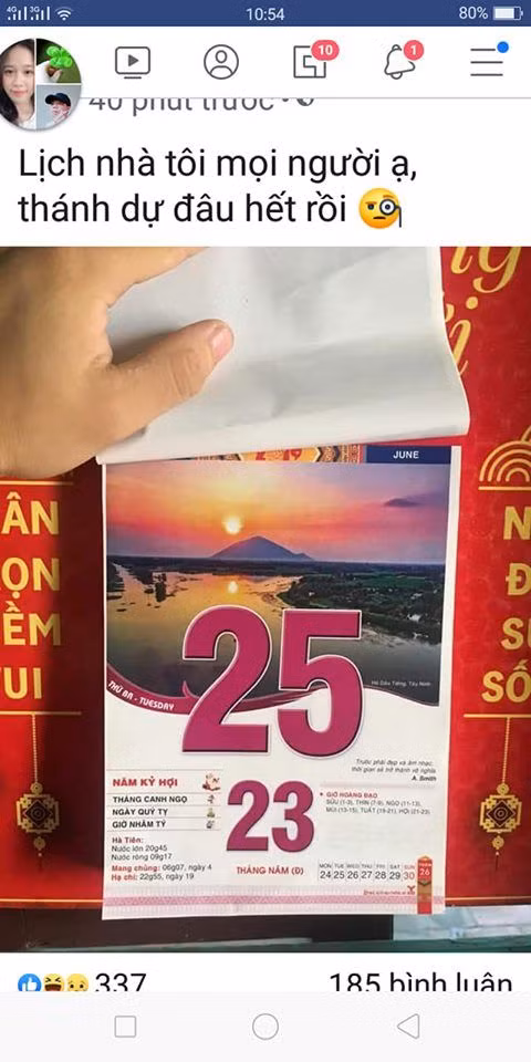 Sự yên bình của dòng sông in trên lịch chắc hẳn ngụ ý rằng sẽ là tác phẩm “Ai đã đặt tên cho dòng sông” chăng?&nbsp;Ảnh: Nguyễn Thành Chung/Group Trường Người Ta
