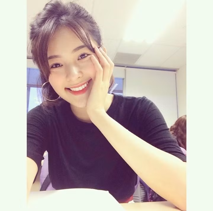 Hạ Vi hiếm hoi chia sẻ ảnh ngày bé chứng minh dậy thì thành công sau khi bị chê mờ nhạt, kém sắc - 2 Hạ Vi hiếm hoi chia sẻ ảnh ngày bé chứng minh dậy thì thành công sau khi bị chê mờ nhạt, kém sắc-3
