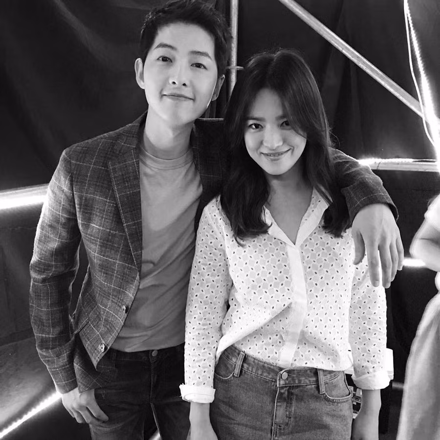 Lưu luyến hôn nhân tan vỡ, Song Hye Kyo vẫn để ảnh cưới hạnh phúc cùng Song Joong Ki