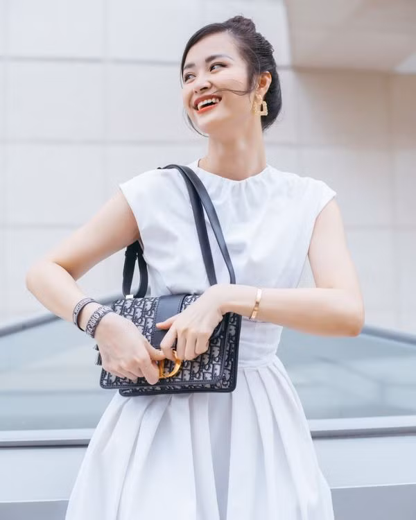 Đông Nhi tươi tắn và vô cùng rạng rỡ