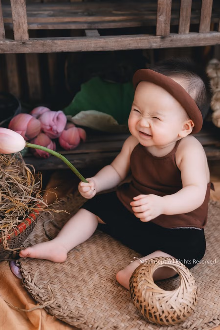 Bộ ảnh em bé bên hoa sen "đốn tim" ngàn người xem ảnh 3 Bộ ảnh em bé bên hoa sen