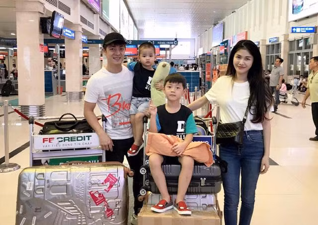 lay chong ca si, hai my nhan bo nghe ve lam vo, kiem tien gioi lai kheo nuoi con - 9