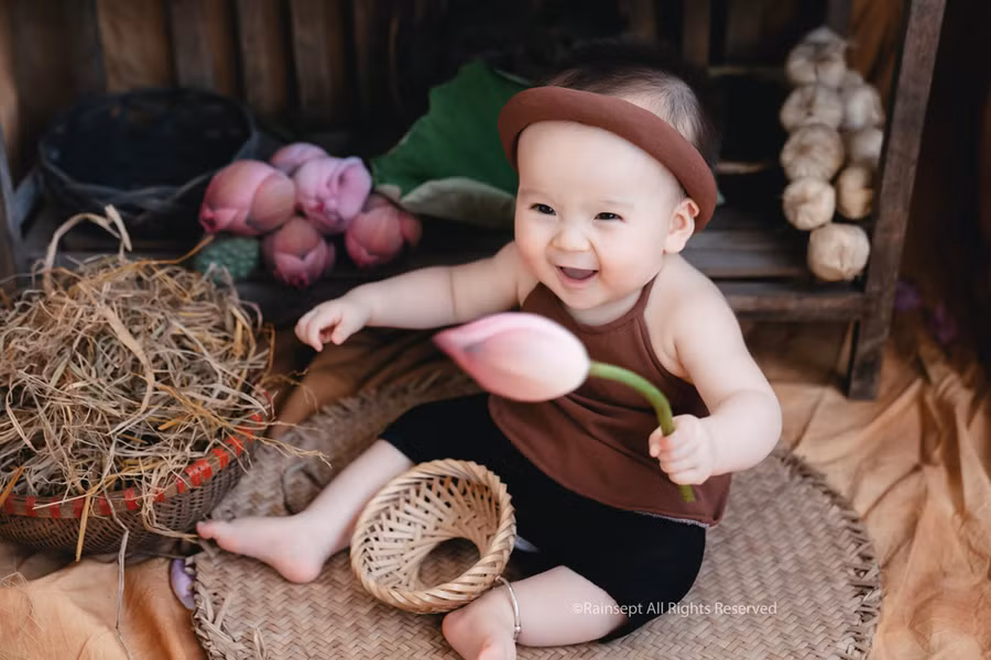 Bộ ảnh em bé bên hoa sen "đốn tim" ngàn người xem ảnh 2 Bộ ảnh em bé bên hoa sen