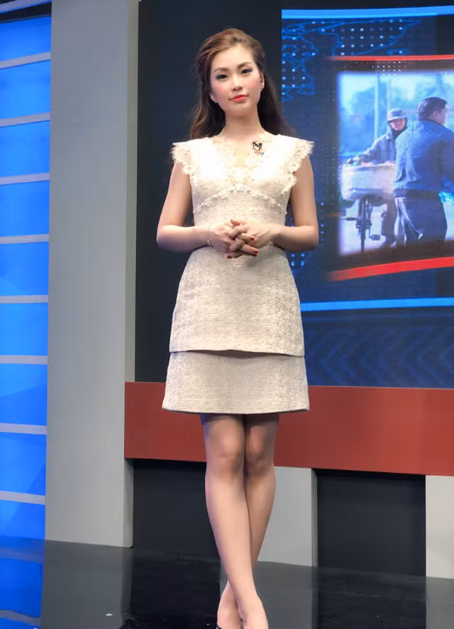 Diễm Trang được khen ngợi về trang phục mặc khi dẫn trẻ trung, nữ tính mà thanh lịch.