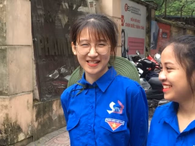 Không ngại trời nắng, những nụ cười tươi "rói" như động viên thí sinh cố gắng