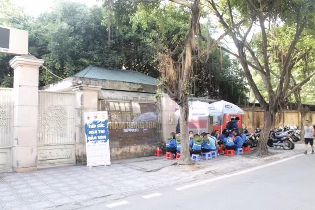 Do điểm thi gần nên nhiều phụ huynh tranh thủ về nhà nghỉ ngơi, cổng trường vắng lặng và yên tĩnh cho các thí sinh tập trung làm bài Do điểm thi gần nên nhiều phụ huynh tranh thủ về nhà nghỉ ngơi, cổng trường vắng lặng và yên tĩnh cho các thí sinh tập trung làm bài
