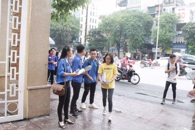 SInh viên tình nguyện luôn túc trực ở các điểm trường thi từ sớm để động viên các thí sinh từ phát nước, quạt, quà đến những cái bắt tay tiếp sức.