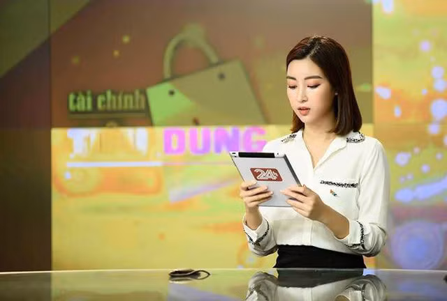 Đỗ Mỹ Linh bị nhà đài nhắc nhở vì trang phục “hoành tráng” khi dẫn sóng VTV