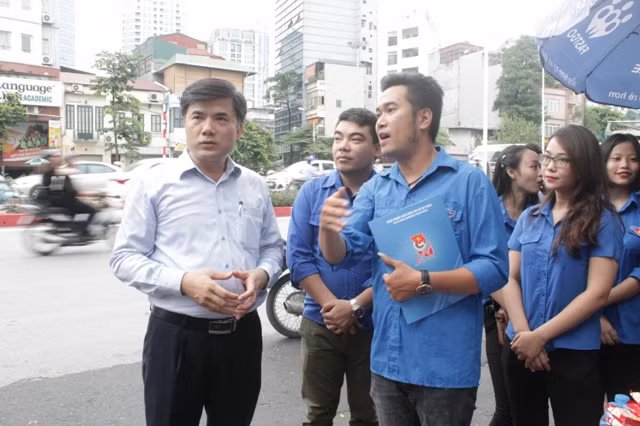 Ông Linh động viên các tình nguyện viên đảm bảo an toàn cho thí sinh và cả chính mình