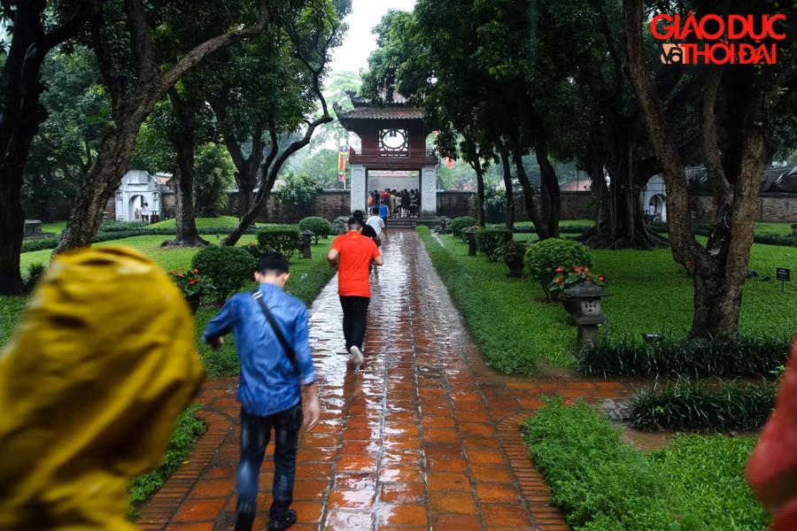 Hàng dài thí sinh "đội mưa" đến Vă Miếu cầu may trong sáng nay.