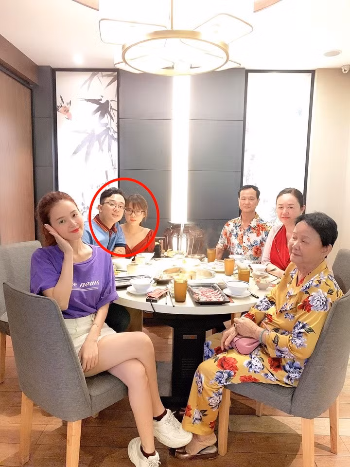 Chỉ một bức ảnh check-in cùng gia đình, Midu vô tình để lộ em dâu tương lai cực xinh đẹp-2