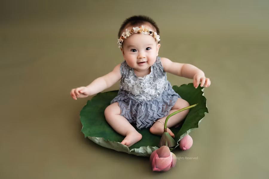 Bộ ảnh em bé bên hoa sen "đốn tim" ngàn người xem ảnh 12 Bộ ảnh em bé bên hoa sen