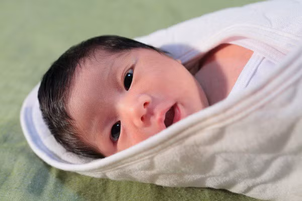 Vì sao khoảng 2 giờ sau sinh, bé thường không ngủ?