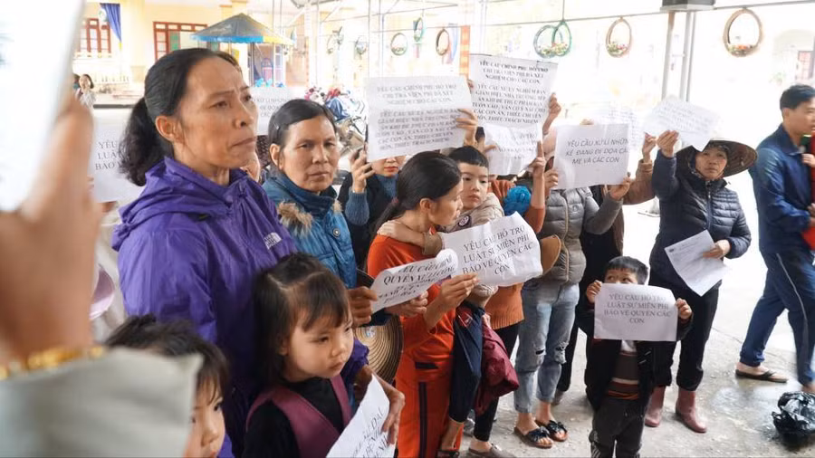 Sáng 18/3, rất nhiều phụ huynh có con đang học ở các trường mầm non thuộc huyện Thuận Thành (tỉnh Bắc Ninh) tiếp tục đưa con đến Trường mầm non Thanh Khương để xét nghiệm sán lợn.
