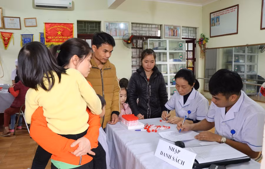 Cán bộ y tế Bắc Ninh lấy mẫu xét nghiệm tại trường cho học sinh. (Ảnh: Thanh Thương/Vietnam+)