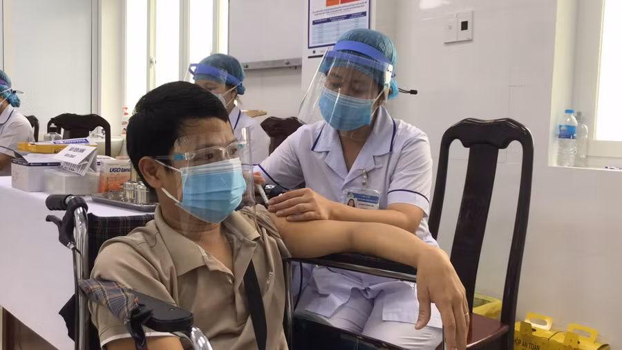 Hơn 160 người khuyết tật được tiêm ngừa vắc xin phòng Covid-19.