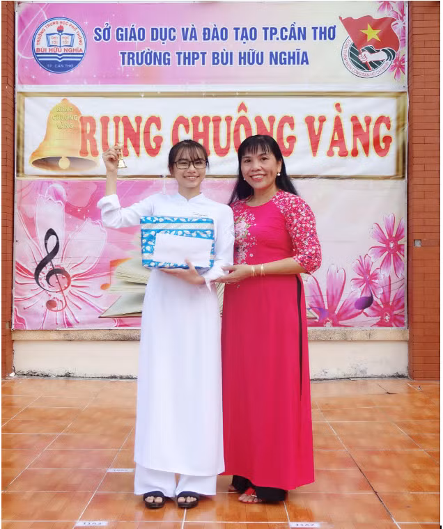 Cô Oanh cùng học sinh đạt giải cao nhất (Chuông vàng) trong hoạt động ngoại khóa giờ Sinh hoạt dưới cờ.