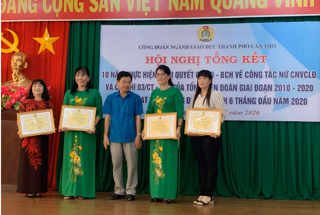 Cô giáo Đinh Kim Oanh (thứ hai từ trái sang) nhận Bằng khen của Công đoàn Ngành Giáo dục Thành phố Cần Thơ.