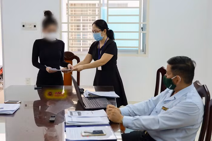 Giao quyết định xử phạt vi phạm hành chính và tuyên truyền, nhắc nhở chị L.T.N.H chấp hành đúng quy định pháp luật về chia sẻ, đăng tải thông tin trên không gian mạng (ảnh Công an CC).