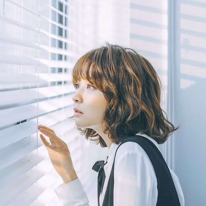 Tóc bạc sớm: Làm sao để ngăn chặn dấu hiệu lão hóa sớm xấu xí này? - Ảnh 2.