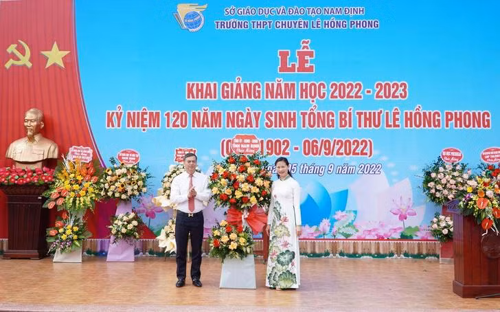 Phó Chủ tịch UBND tỉnh Nam Định Trần Lê Đoài tặng hoa chúc mừng nhân dịp khai giảng năm học mới cho Trường THPT Chuyên Lê Hồng Phong.
