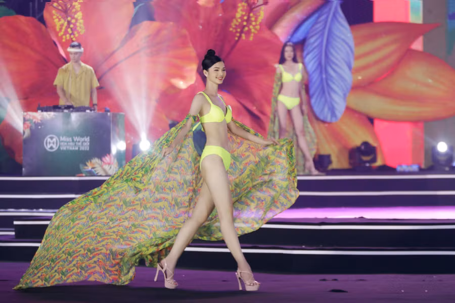 Các thí sinh tự tin khoe dáng thông qua phần thi trang phục áo tắm. Các thí sinh tự tin khoe dáng thông qua phần thi trang phục áo tắm.