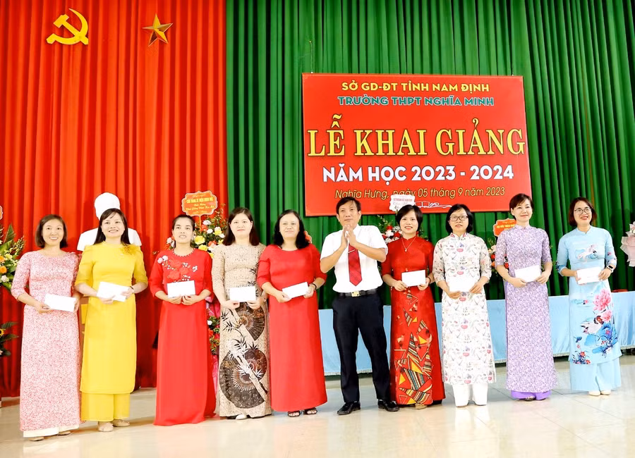 Thầy Hoàng Văn Hà - Hiệu trưởng Trường THPT Nghĩa Minh trao thưởng cho các giáo viên đạt thành tích xuất sắc năm học 2022-2023.
