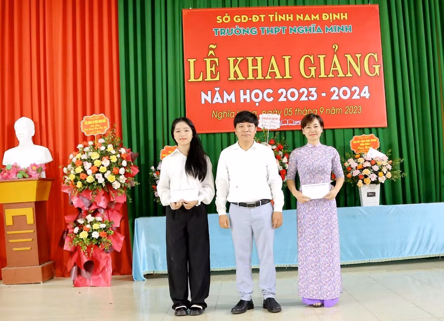 Cô Lương và em Đan Thanh được khen thưởng tại lễ khai giảng năm học 2023-2024.