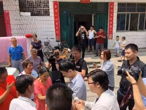Gia đình chị Hồ ban đầu vui mừng khi thấy con trai trở về. Ảnh: Sohu.