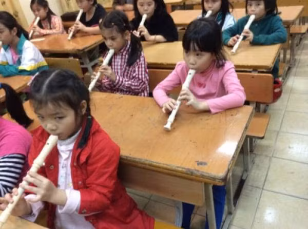 Học sinh Trường Tiểu học Ngôi Sao học thổi sáo Recorder