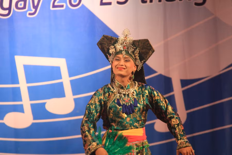 Hàng ngày đứng trên bục giảng, nhưng trên sân khấu nhiều thầy, cô thể hiện như những ca sỹ chuyên nghiệp