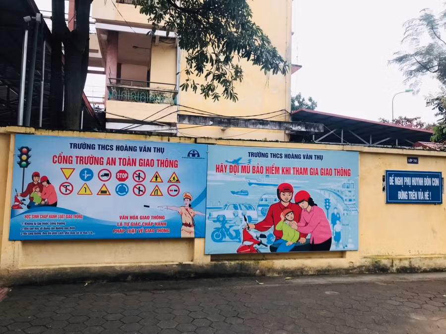 Các biển bảng cổ động, tuyên truyền ý thức chấp hành pháp luật về giao thông cho cả học sinh lẫn phụ huynh được gắn ngay cạnh cổng trường. Các biển bảng cổ động, tuyên truyền ý thức chấp hành pháp luật về giao thông cho cả học sinh lẫn phụ huynh được gắn ngay cạnh cổng trường.