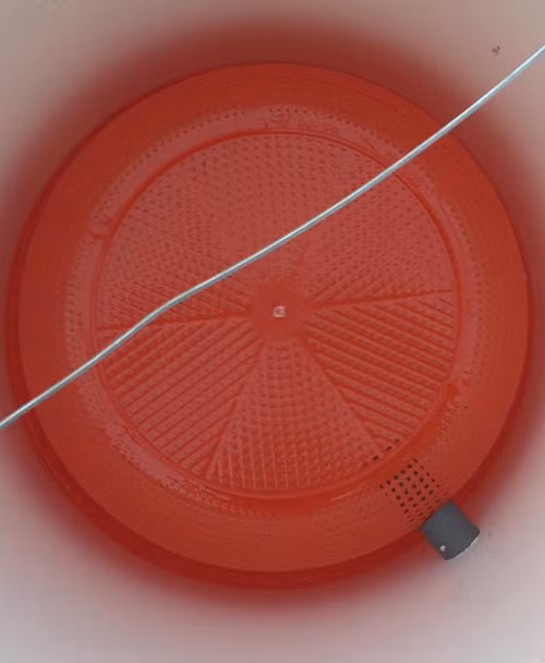 Cách trồng dưa lưới “bán thủy canh” trên sân thượng ảnh 5 Dùng ống nhựa PVC đường kính 21 mm hoặc 27 m làm lỗ thoát nước.
