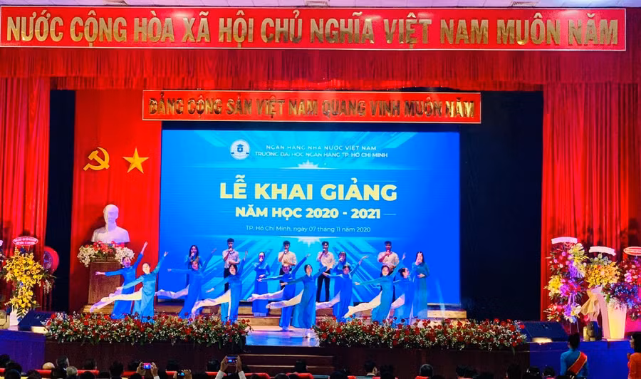 Sinh viên Trường ĐH Ngân hàng TP.HCM háo hức bức vào năm học mới