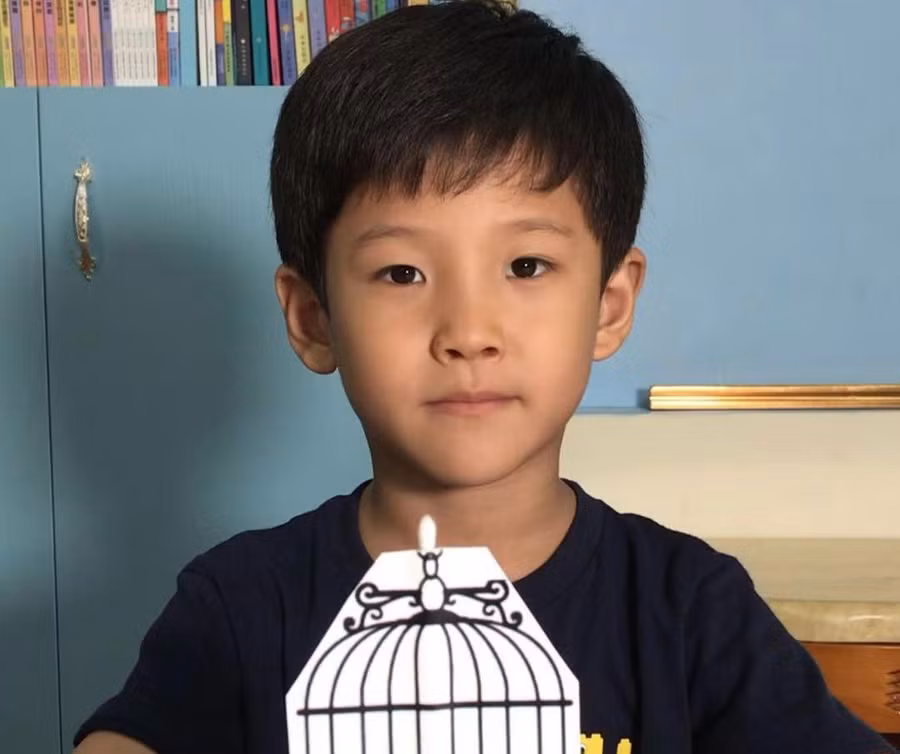 Cậu bé 7 tuổi bất ngờ nổi tiếng với hơn 100 video thí nghiệm khoa học
