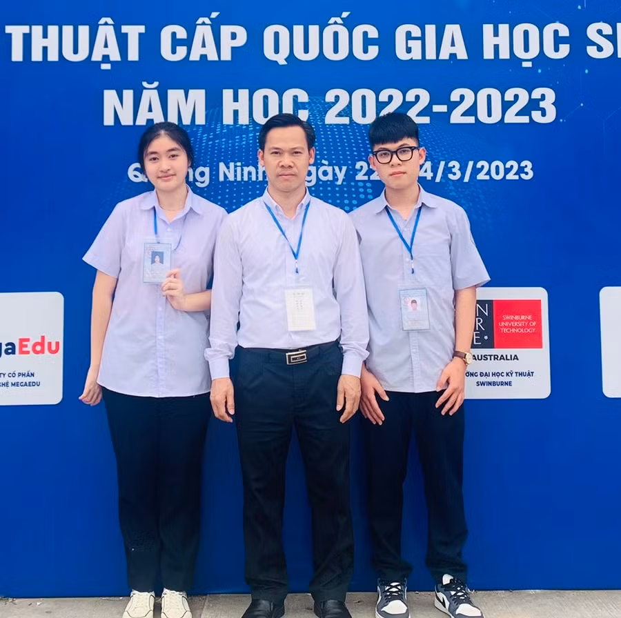 Thầy giáo và nhóm học sinh đạt giải Tư.