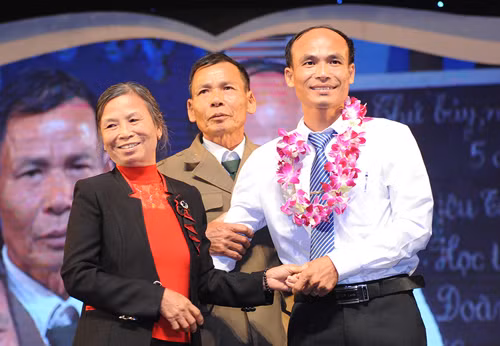 Thầy Kiều bất ngờ khi được gặp bố mẹ trên sân khấu chương trình "Chia sẻ cùng thầy cô".