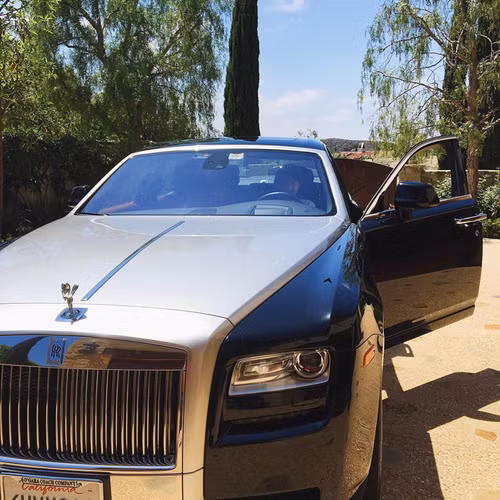  Chiếc Roll-Royce Phantom là phương tiện đi lại của Cindy trong thời gian du học tại Mỹ 