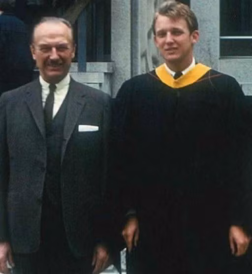 Sau khi rời trường Quân sự năm 1964, Donald Trump theo học tại Đại học Fordham trong hai năm, sau đó chuyển sang trường Kinh doanh Wharton thuộc Đại học Pennsylvania và tốt nghiệp năm 1968 với tấm bằng Kinh tế. Trong ảnh, ông Fred đến chúc mừng con trai nhân ngày ra trường. Ảnh:Instagram NV. Donald Trump thoi tre: Gioi, dep trai, noi tieng khap truong hinh anh 7