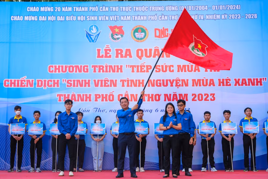 Trao cờ lệnh xuất quân Chiến dịch sinh viên tình nguyện Mùa hè xanh và Chương trình “Tiếp sức mùa thi” năm 2023.