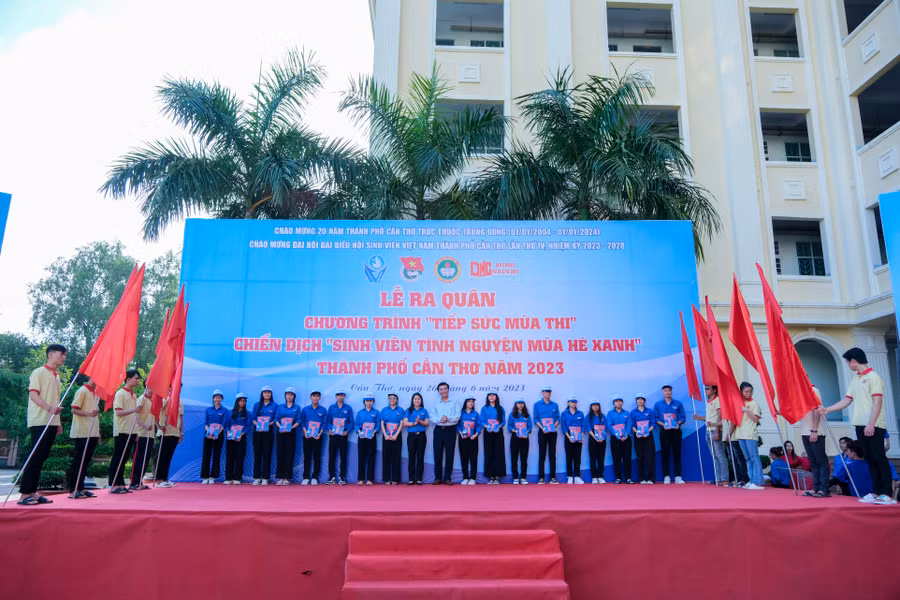 Lãnh đạo Sở và Thành đoàn Cần Thơ trao tặng dụng chương trình Tiếp sức mùa thi năm 2023. Lãnh đạo Sở và Thành đoàn Cần Thơ trao tặng dụng chương trình Tiếp sức mùa thi năm 2023.
