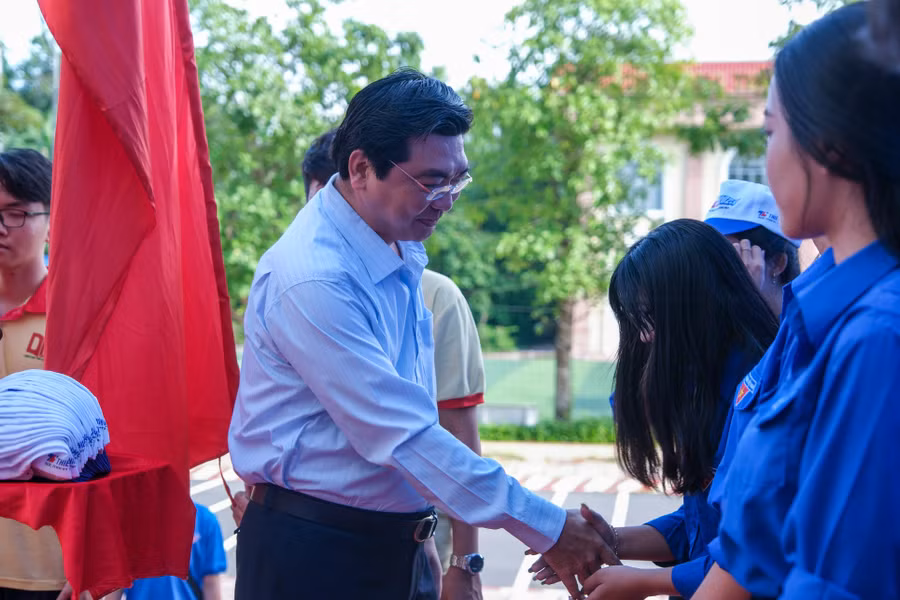 Lãnh đạo Sở và Thành đoàn Cần Thơ trao tặng dụng chương trình Tiếp sức mùa thi năm 2023. Lãnh đạo Sở và Thành đoàn Cần Thơ trao tặng dụng chương trình Tiếp sức mùa thi năm 2023.