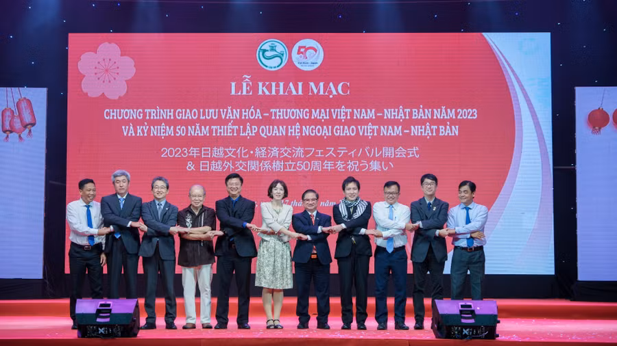 Các đại biểu thực hiện nghi thức khai mạc chương trình giao lưu Văn hóa Thương mại Việt Nam - Nhật Bản tại TP Cần Thơ.